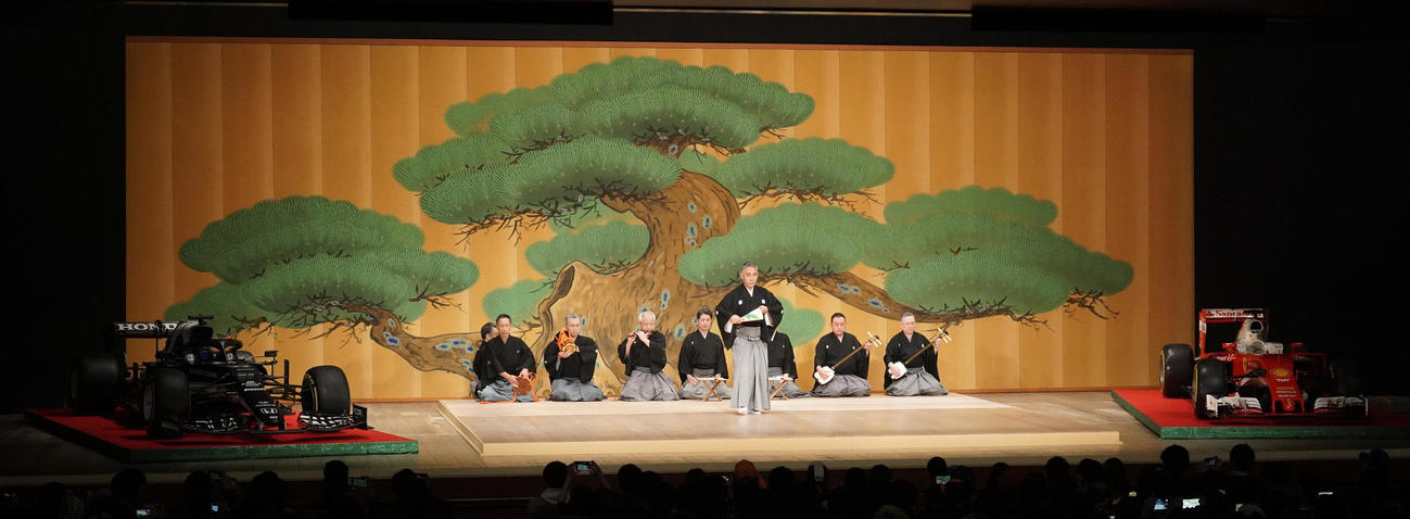歌舞伎座で行われたF1パブリックビューイングイベントで舞踊を披露する市川團十郎（撮影・中島郁夫）