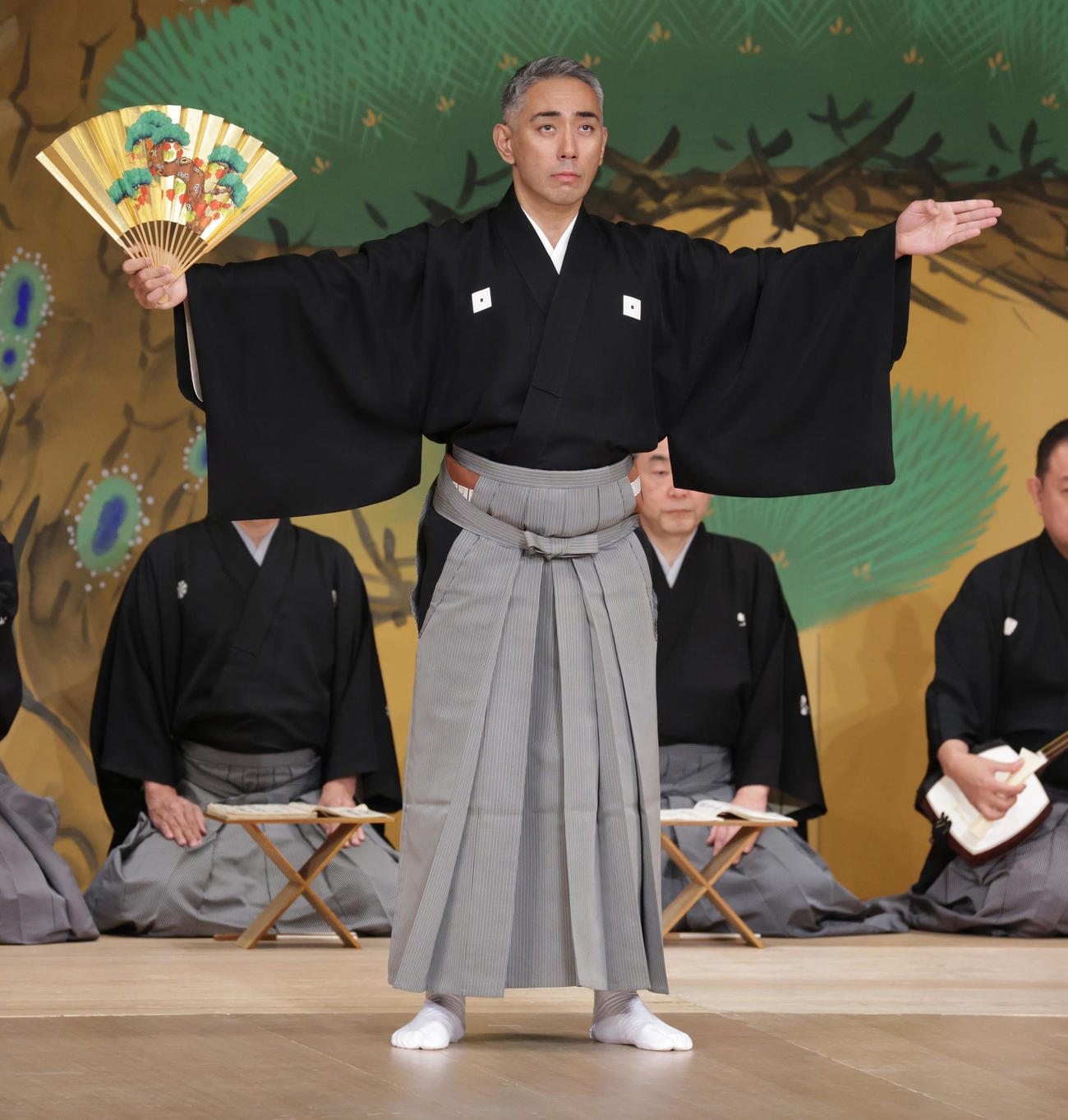 歌舞伎座で行われたF1パブリックビューイングイベントで舞踊を披露する市川團十郎（撮影・中島郁夫）