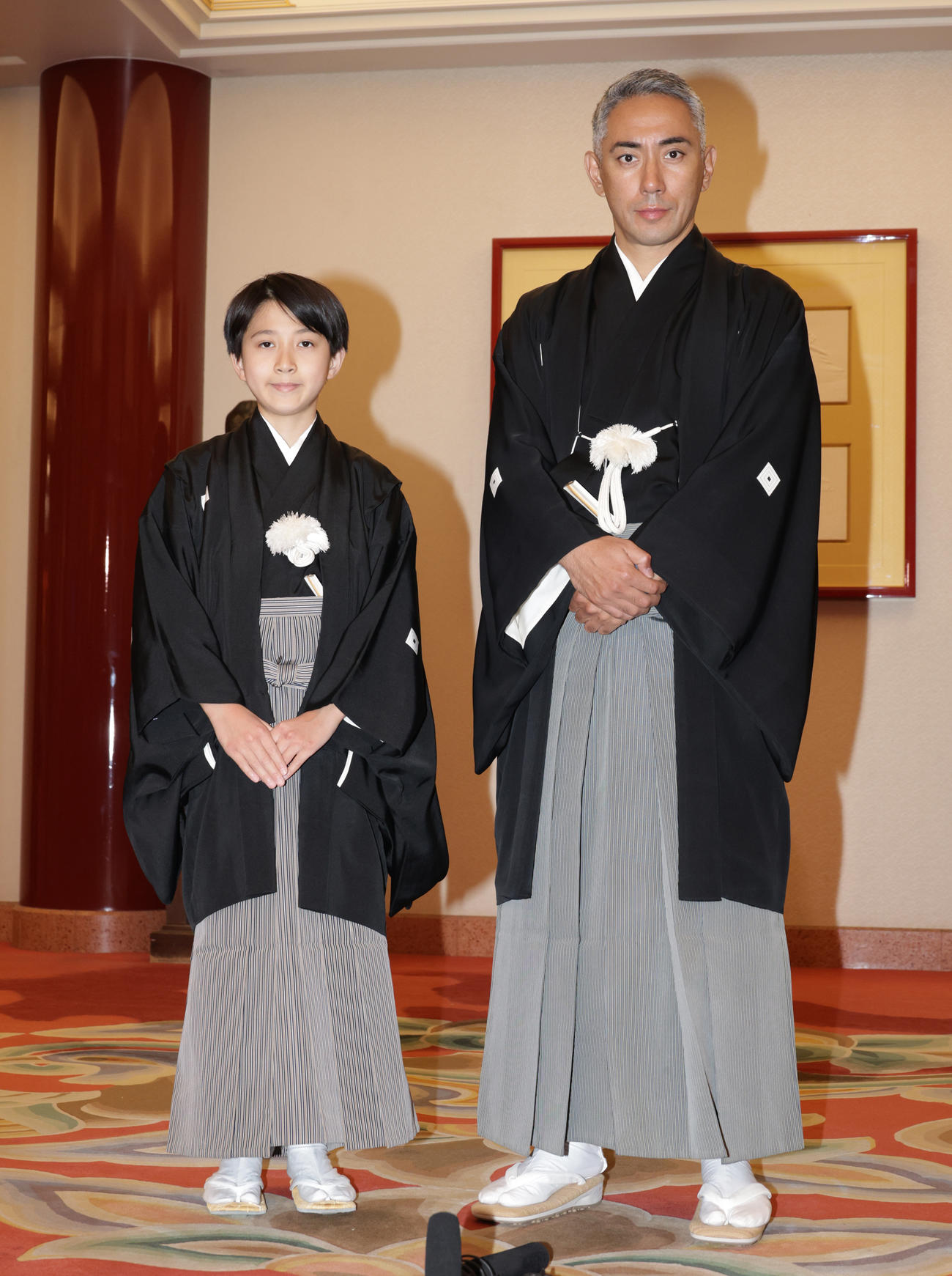会見を行う市川新之助（左）と父の市川團十郎（撮影・中島郁夫）