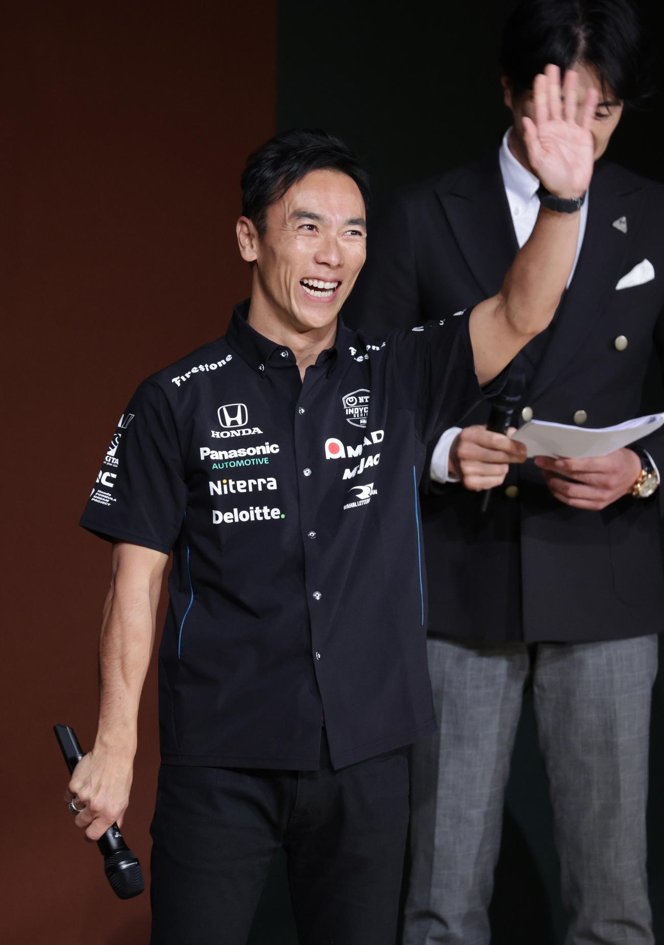 F1パブリックビューイングイベントでトークショーを行う佐藤琢磨氏（撮影・中島郁夫）