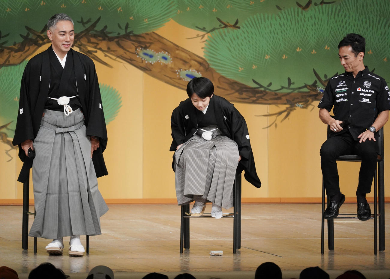 市川新之助（中央）の草履が脱げるハプニングに父の市川團十郎（左）と佐藤琢磨氏は笑顔を見せた（撮影・中島郁夫）
