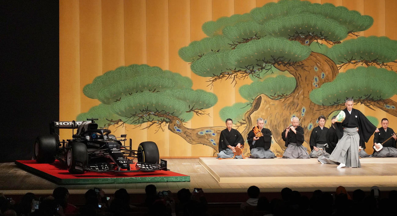 歌舞伎座で行われたF1パブリックビューイングイベントで舞踊を披露する市川團十郎（撮影・中島郁夫）