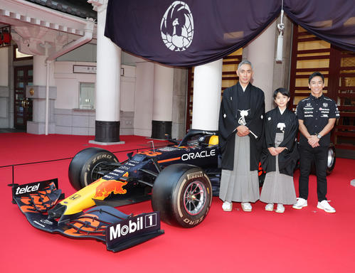 市川團十郎「芸事への向き合い方の刺激に」　歌舞伎座初のF1パブリックビューイング