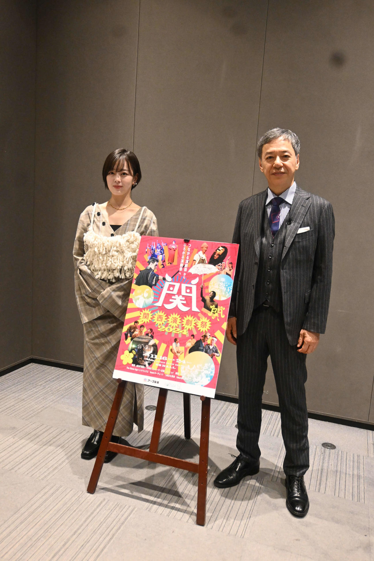 閉幕式に出席した伊原六花（左）板尾創路（撮影・松浦隆司）