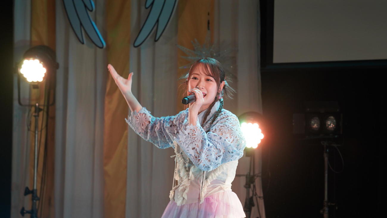 デビュー15周年記念ライブ「高柳明音15th Anniversary LIVE」で歌う高柳明音