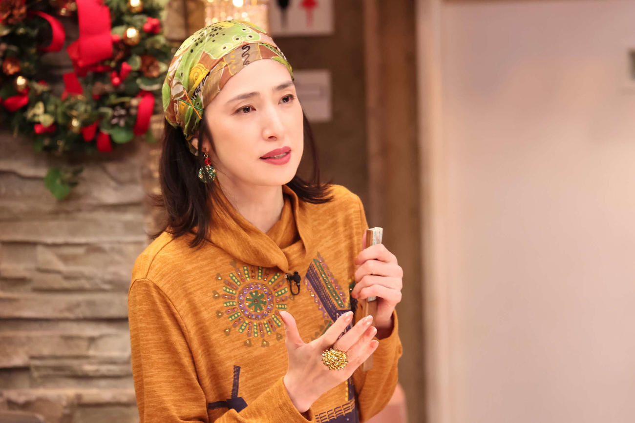フジテレビ系「天海祐希・石田ゆり子のスナックあけぼの橋」より天海祐希