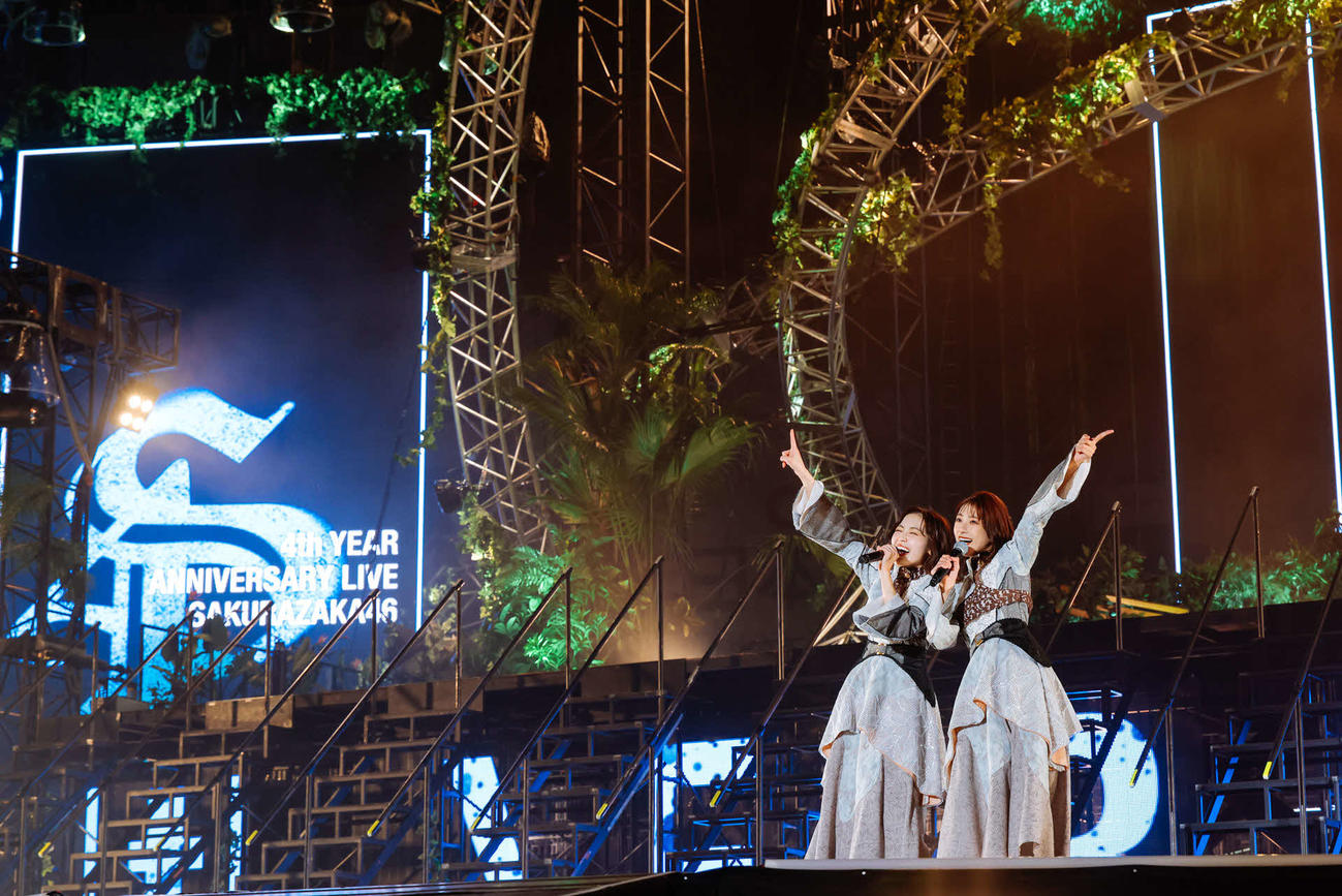 「4th YEAR ANNIVERSARY LIVE」でパフォーマンスする櫻坂46。左から松田里奈、井上梨名（上山陽介氏撮影）