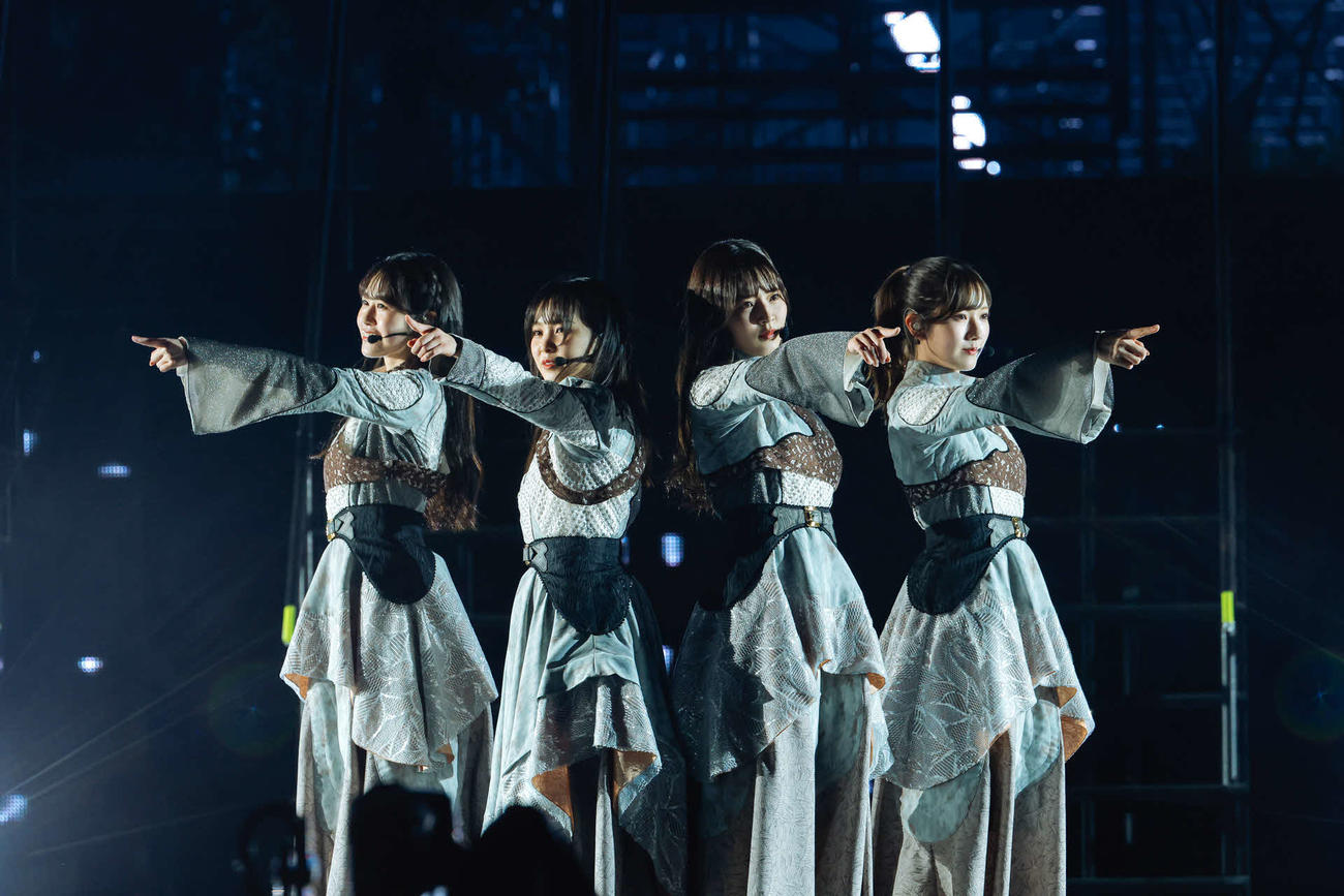 「4th YEAR ANNIVERSARY LIVE」でパフォーマンスする櫻坂46。左から向井純葉、遠藤理子、中嶋優月、小田倉麗奈（上山陽介氏撮影）