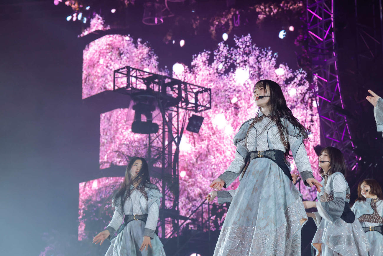 「4th YEAR ANNIVERSARY LIVE」でパフォーマンスする櫻坂46（上山陽介氏撮影）