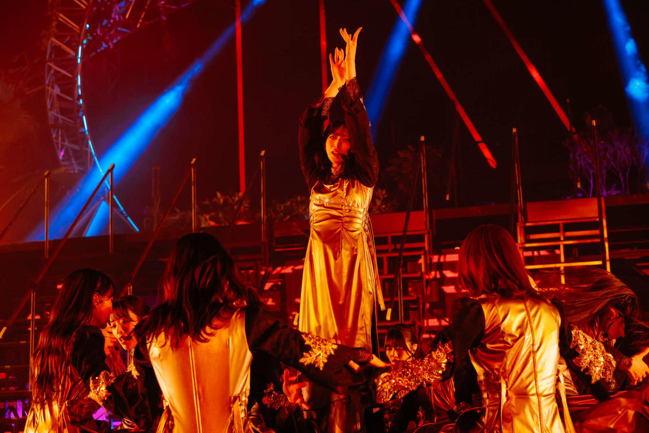 「4th YEAR ANNIVERSARY LIVE」でパフォーマンスする櫻坂46。中央は村山美羽（上山陽介氏撮影）