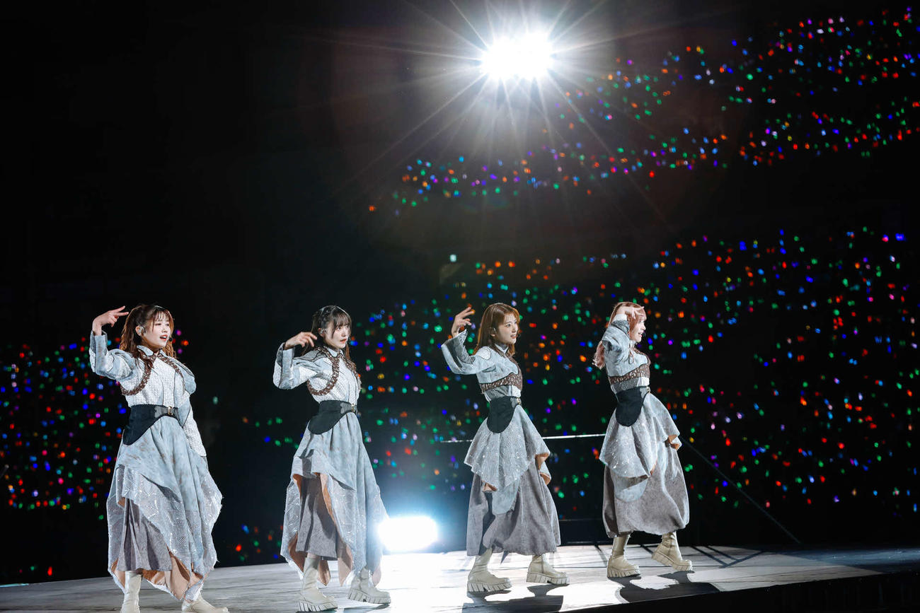 「4th YEAR ANNIVERSARY LIVE」でパフォーマンスする櫻坂46。左から武元唯衣、増本綺良、井上梨名、大沼晶保（上山陽介氏撮影）