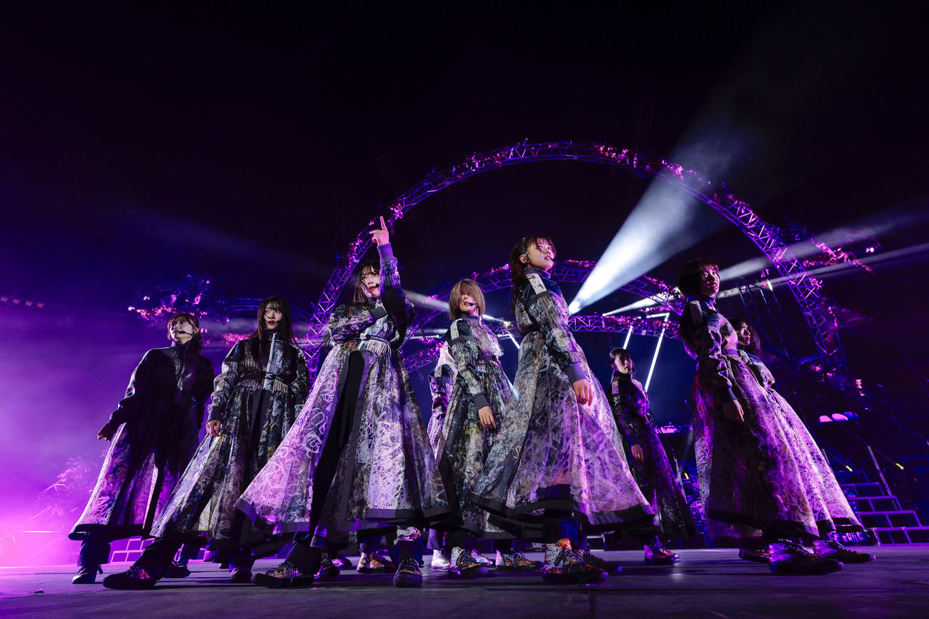 「4th YEAR ANNIVERSARY LIVE」でパフォーマンスする櫻坂46。左から田村保乃、山下瞳月、森田ひかる、藤吉夏鈴、武元唯衣、齋藤冬優花、小島凪紗（上山陽介氏撮影）