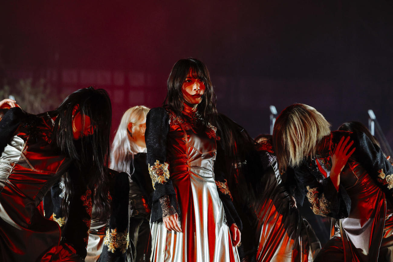 「4th YEAR ANNIVERSARY LIVE」でパフォーマンスする櫻坂46。中央は森田ひかる（上山陽介氏撮影）