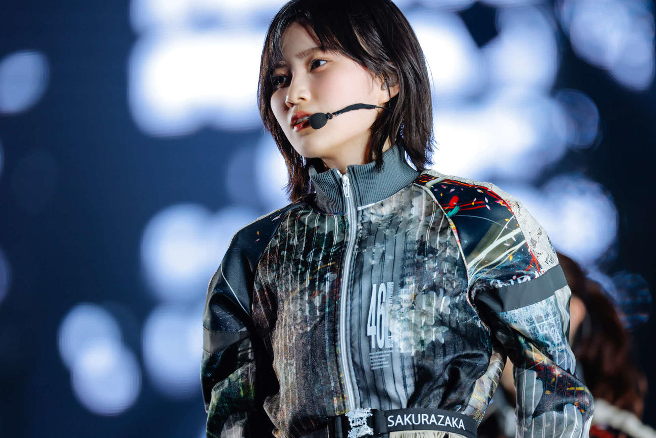 「4th YEAR ANNIVERSARY LIVE」でパフォーマンスする櫻坂46的野美青（上山陽介氏撮影）
