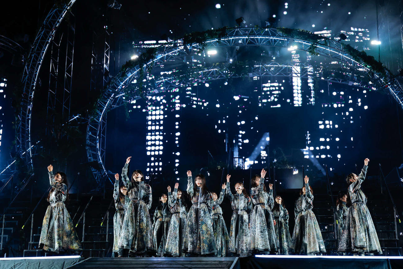 「4th YEAR ANNIVERSARY LIVE」でパフォーマンスする櫻坂46（上山陽介氏撮影）