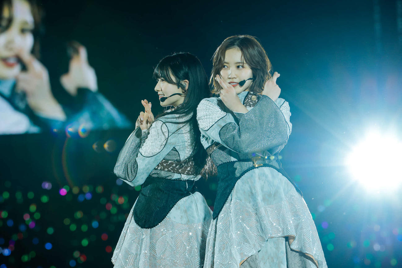 「4th YEAR ANNIVERSARY LIVE」でパフォーマンスする櫻坂46の石森璃花（左）と松田里奈（上山陽介氏撮影）