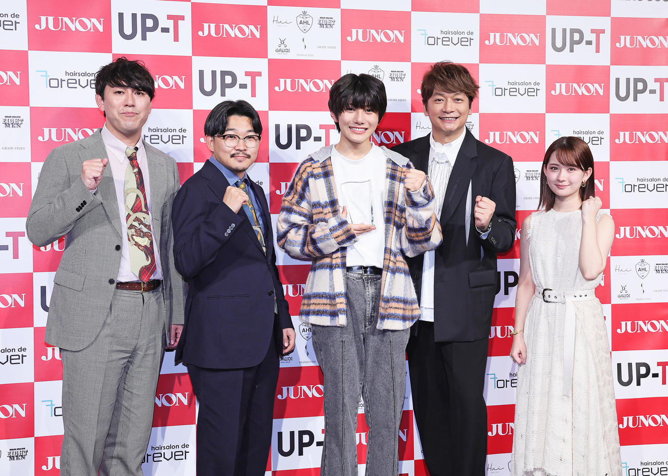 「第37回ジュノン・スーパーボーイ・コンテスト」グランプリの佐藤倖斗さん（中央）。左からオズワルドの畠中悠と伊藤俊介、1人おいて香取慎吾、畑芽育（撮影・足立雅史）