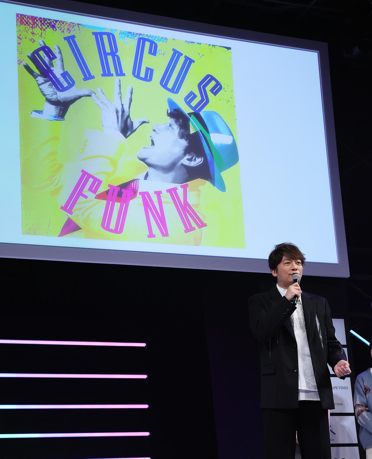 スペシャルステージで自身の音楽活動について紹介する香取慎吾（撮影・足立雅史）