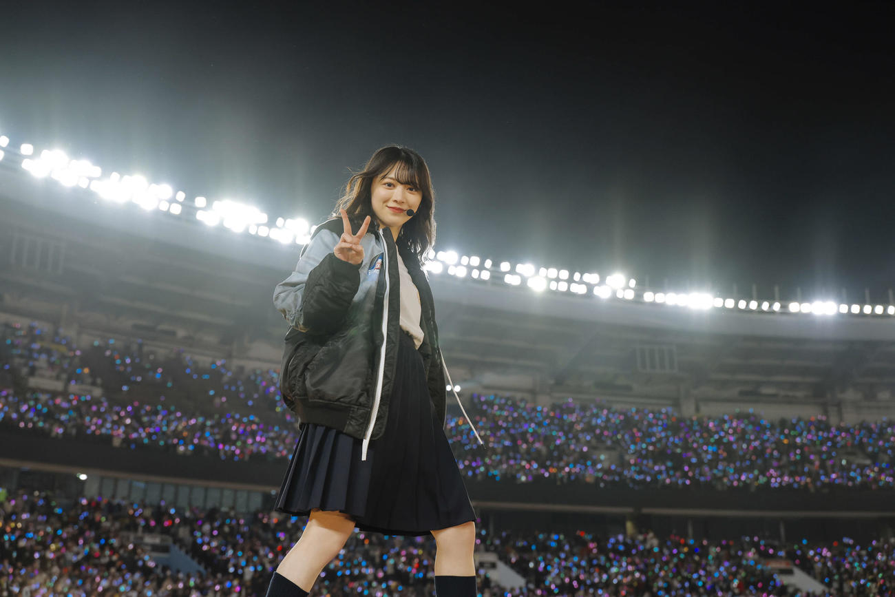 「4th YEAR ANNIVERSARY LIVE」でピースする櫻坂46森田ひかる（上山陽介氏撮影）