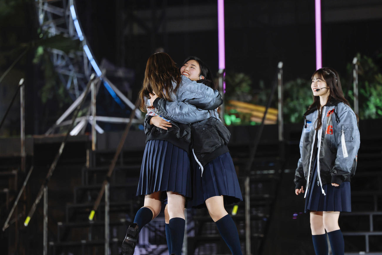 「4th YEAR ANNIVERSARY LIVE」でメンバーを抱きしめる櫻坂46山崎天と、見まもる向井純葉（上山陽介氏撮影）