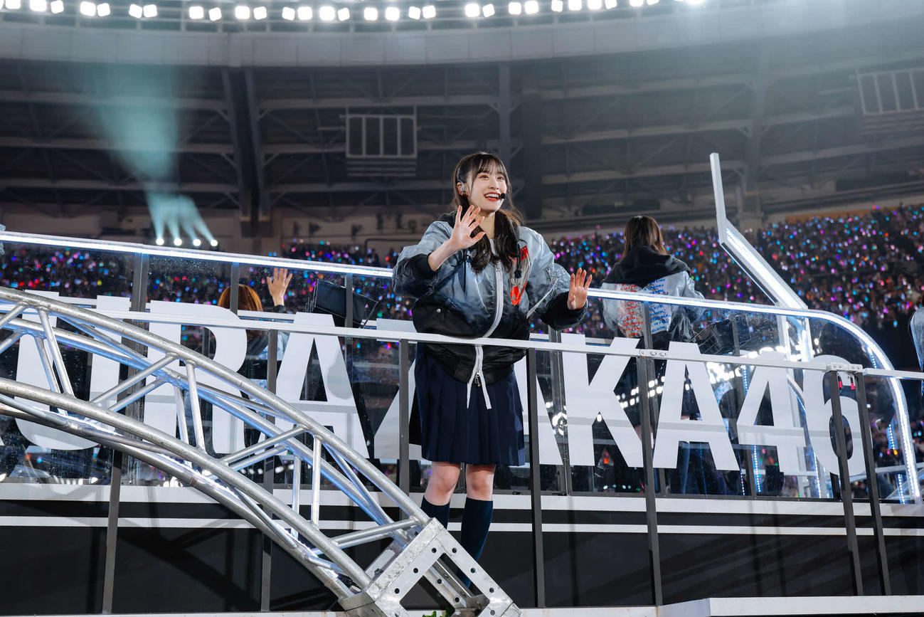 「4th YEAR ANNIVERSARY LIVE」で笑顔を見せる櫻坂46村井優（上山陽介氏撮影）