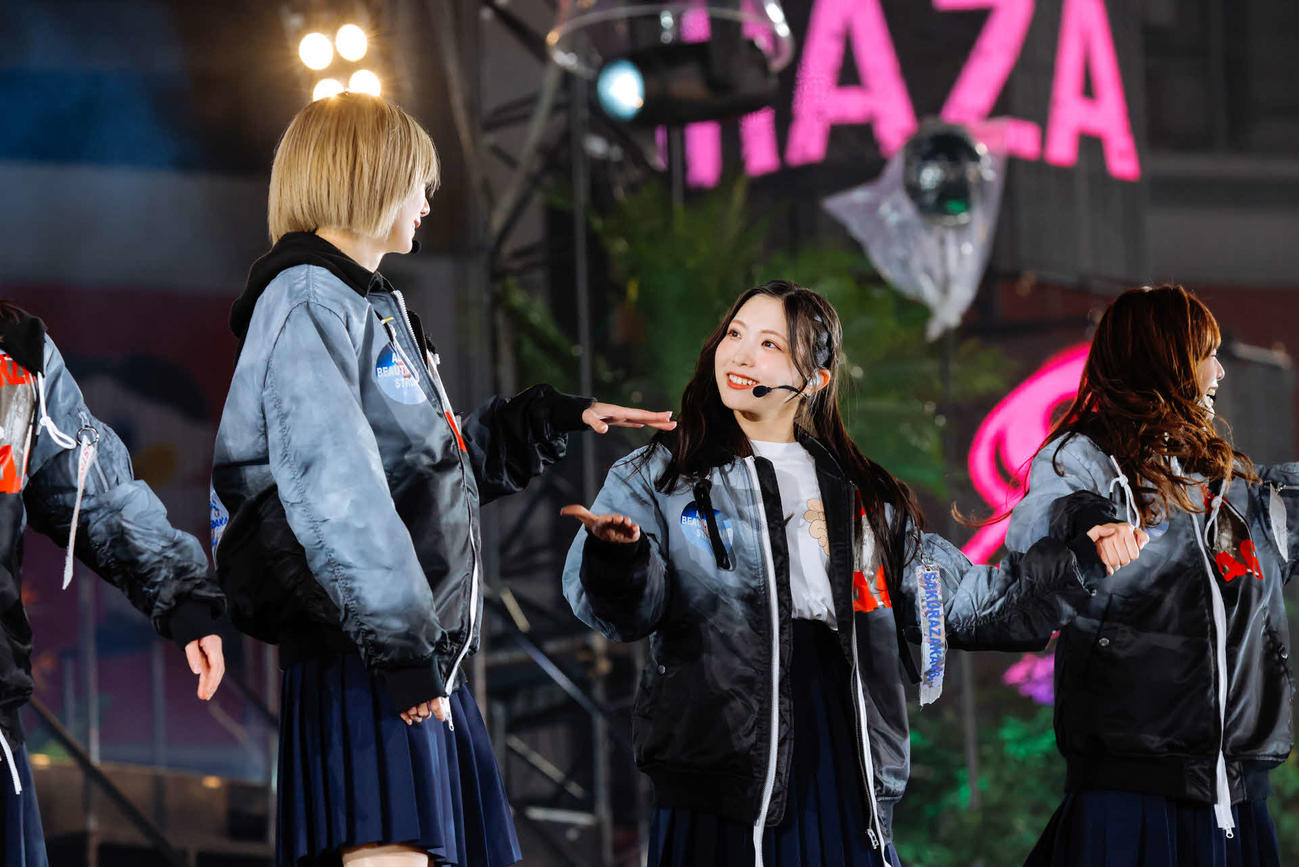 「4th YEAR ANNIVERSARY LIVE」で笑顔を見せる櫻坂46谷口愛季。左は藤吉夏鈴（上山陽介氏撮影）