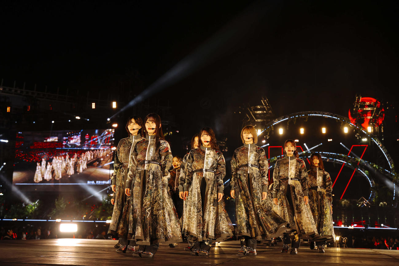 「4th YEAR ANNIVERSARY LIVE」でパフォーマンスする櫻坂46。左から的野美青、山下瞳月、谷口愛季、山崎天、森田ひかる、藤吉夏鈴、田村保乃、中嶋優月（上山陽介氏撮影）