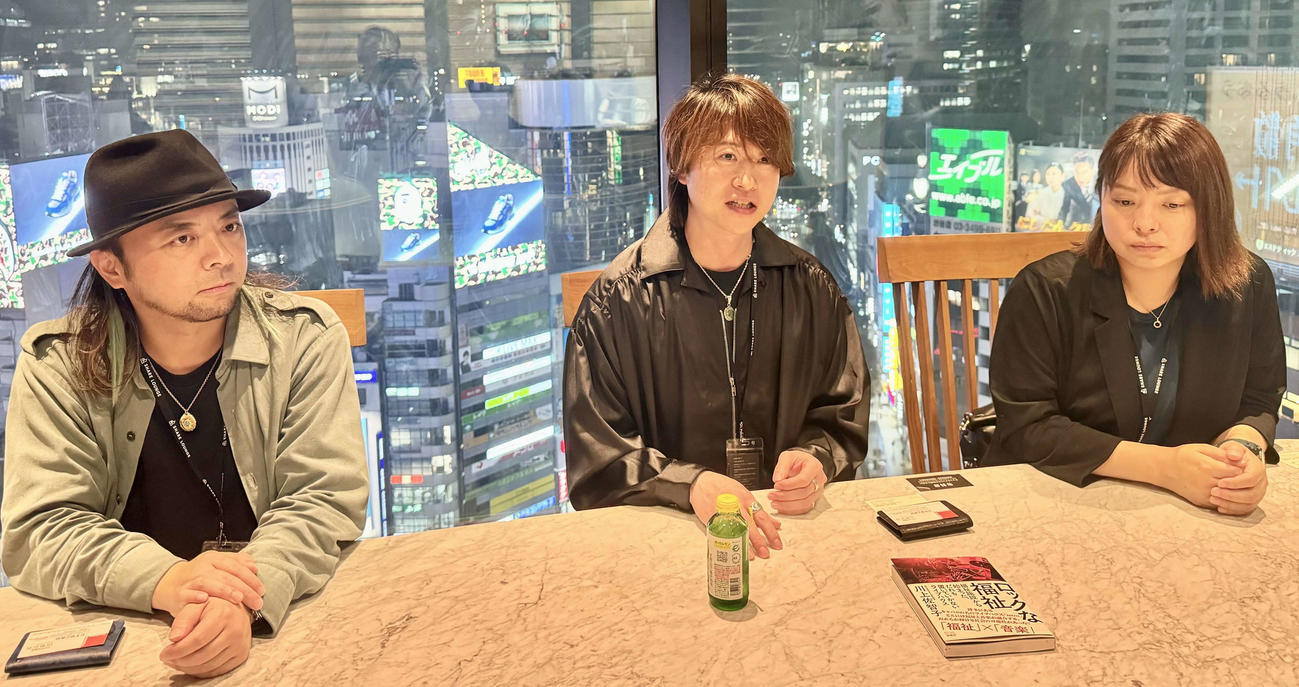 取材に応じるチキンナゲッツの村田仁志（左）と藤本成史