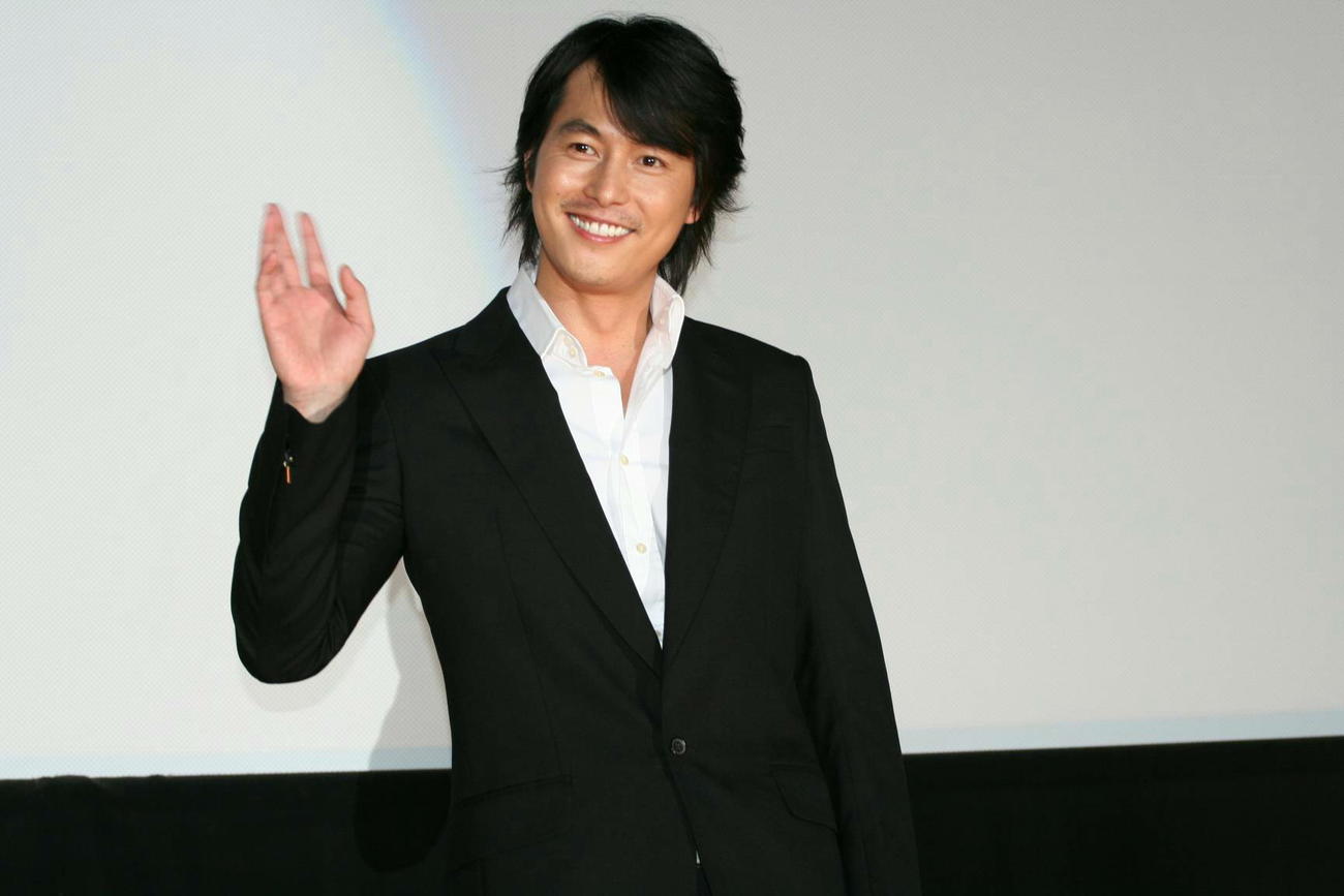 韓国映画「デイジー」のプレミア上映で大阪のファンに笑顔を振りまいたチョン・ウソン（2006年5月撮影）