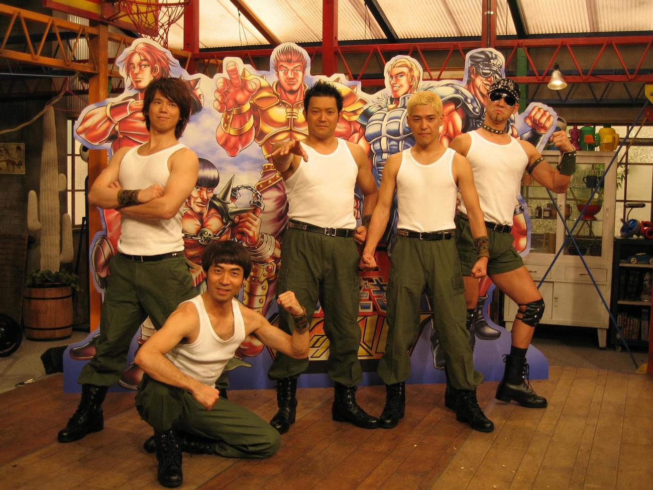 2006年、筋肉自慢の（左から）庄司智春、ワッキー（脇田寧人）、山口智充、田村亮、レイザーラモンHG