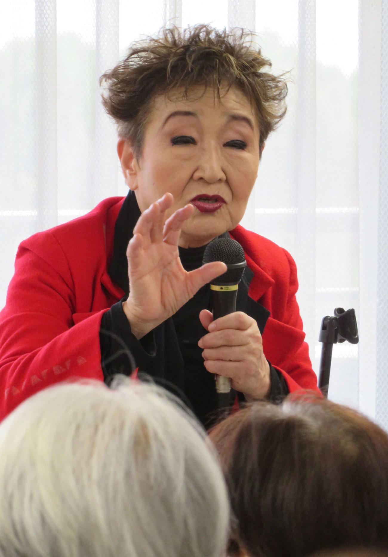 年末恒例のイベント「ほろ酔いコンサート2024」のコーラス練習と取材会を行った加藤登紀子