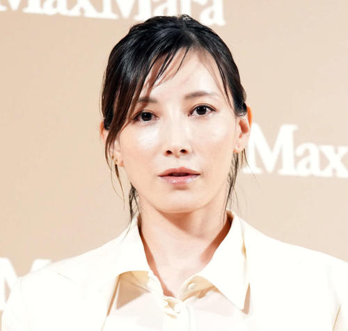 加藤あい「あっという間」結婚11周年を報告　夫の肩が少し映り込んだショットも公開