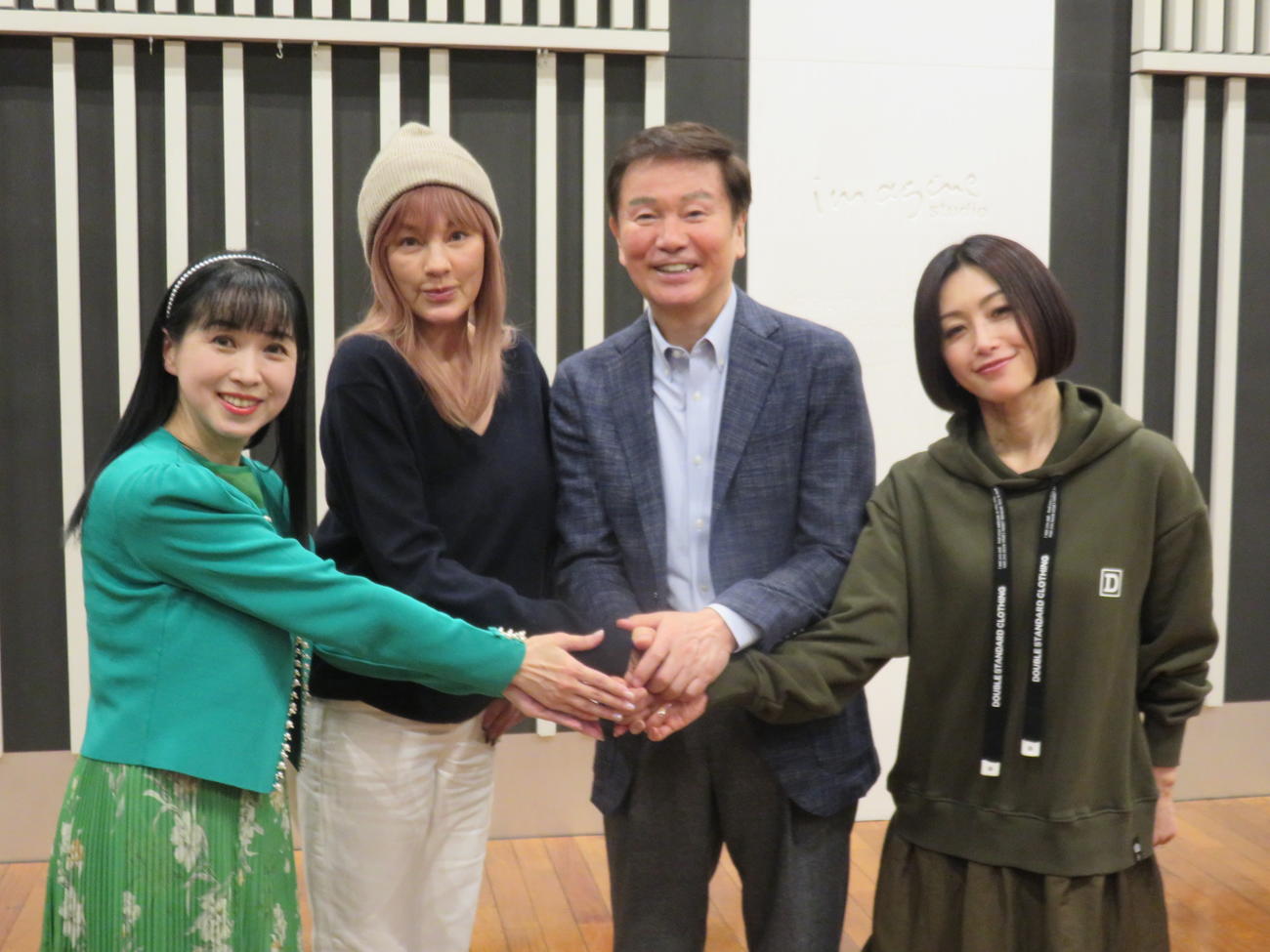 がんの手術後初のラジオ収録を終えた梅宮アンナ（左から2人目）。左から西村知美、1人おいて森田健作、酒井法子