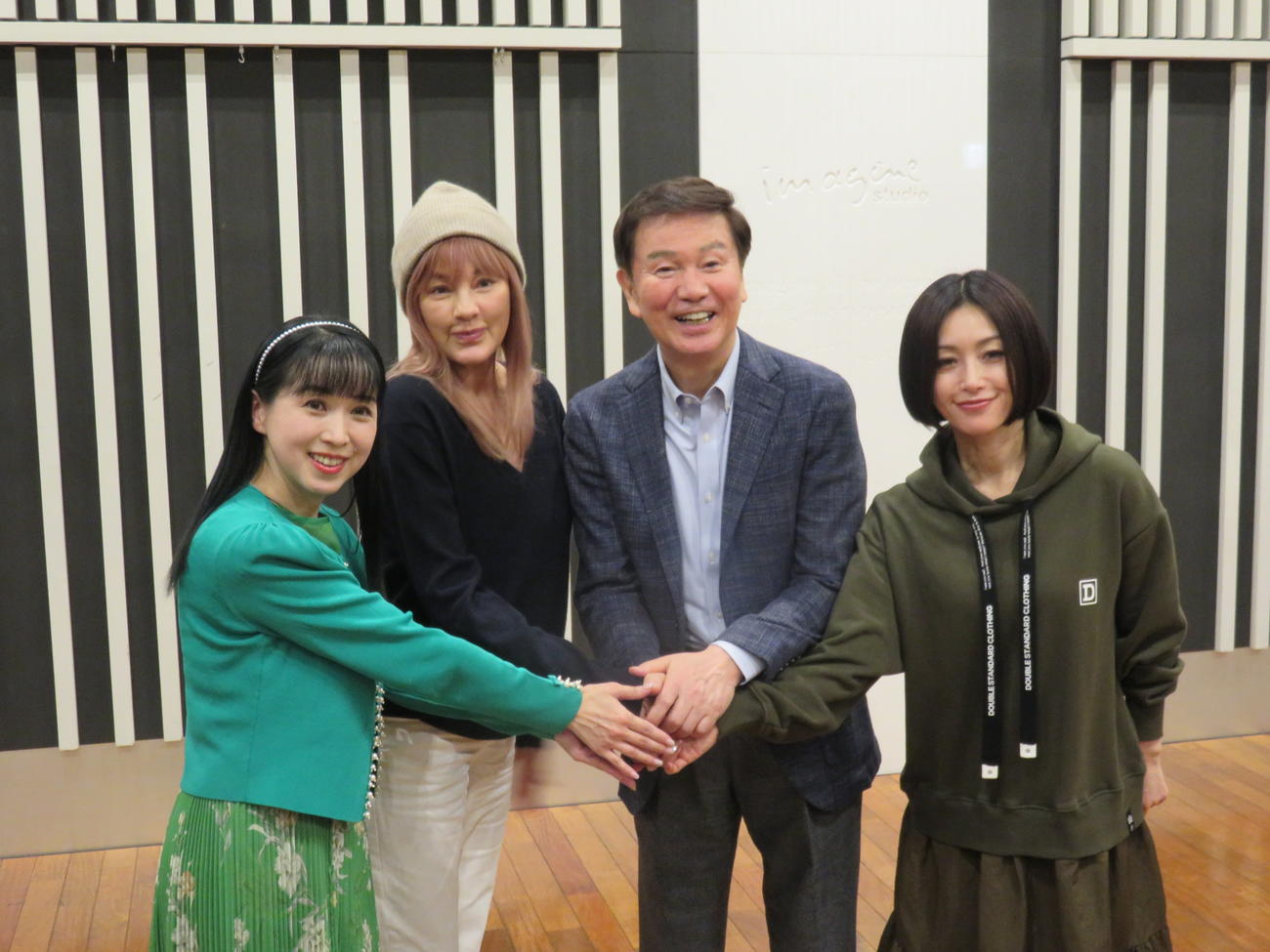 がんの手術後初のラジオ収録を終えた梅宮アンナ（左から2人目）。左から西村知美、1人おいて森田健作、酒井法子
