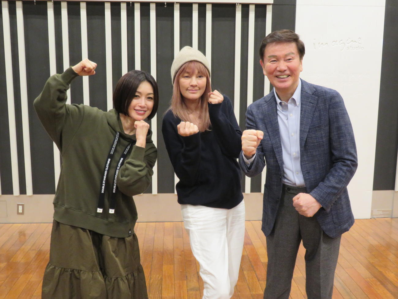 FM NACK5「青春もぎたて、朝一番！」のラジオ収録を終えた、左から酒井法子、梅宮アンナ、森田健作