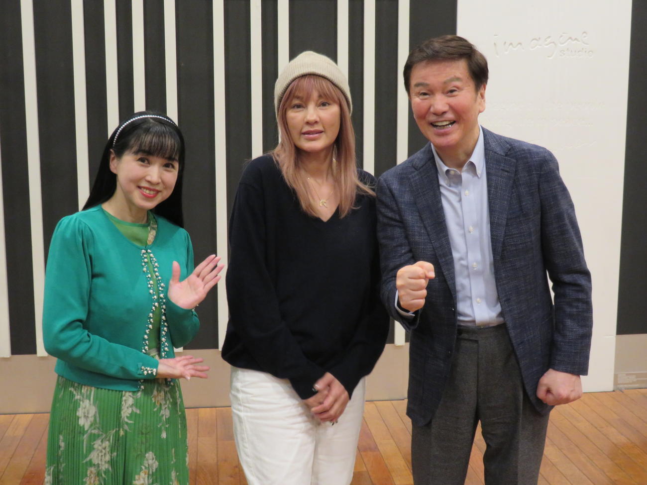 ニッポン放送「青春の勲章はくじけない心」の収録を終えた、左から西村知美、梅宮アンナ、森田健作
