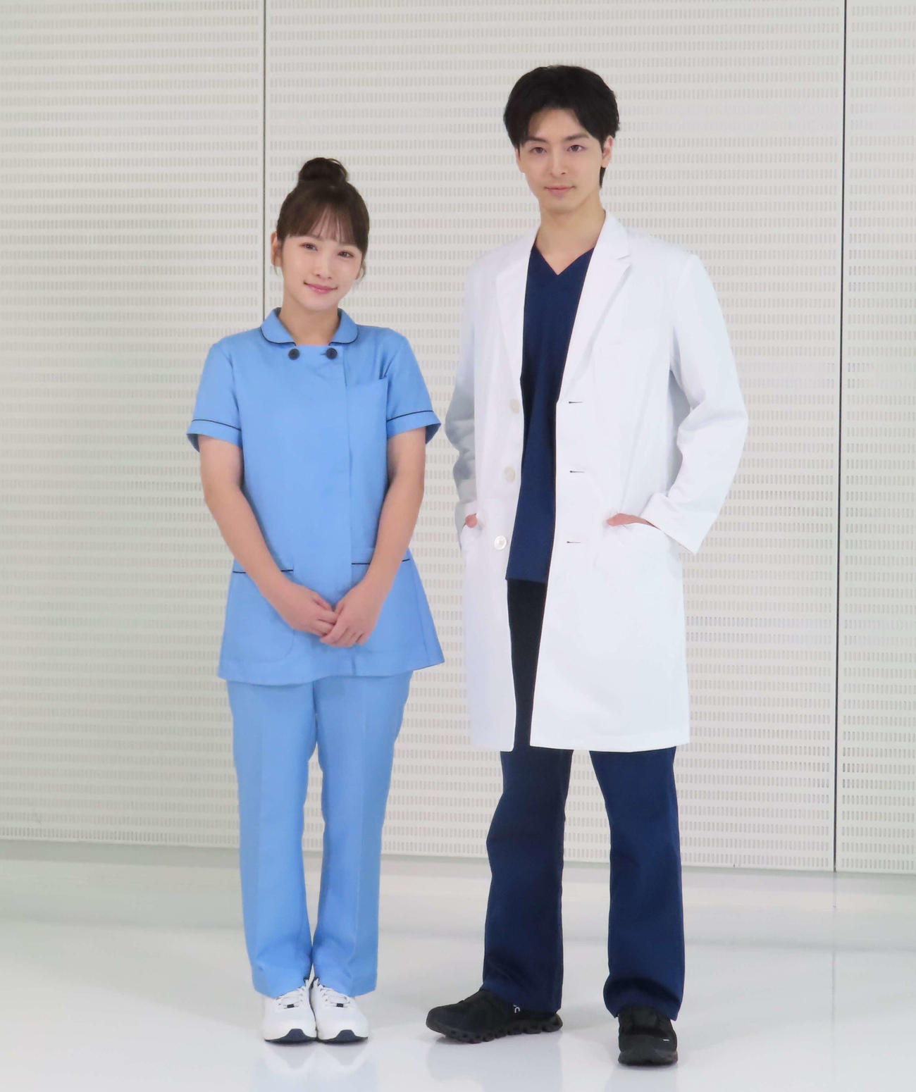 「となりのナースエイドSP」記者会見に出席した川栄李奈（左）と高杉真宙