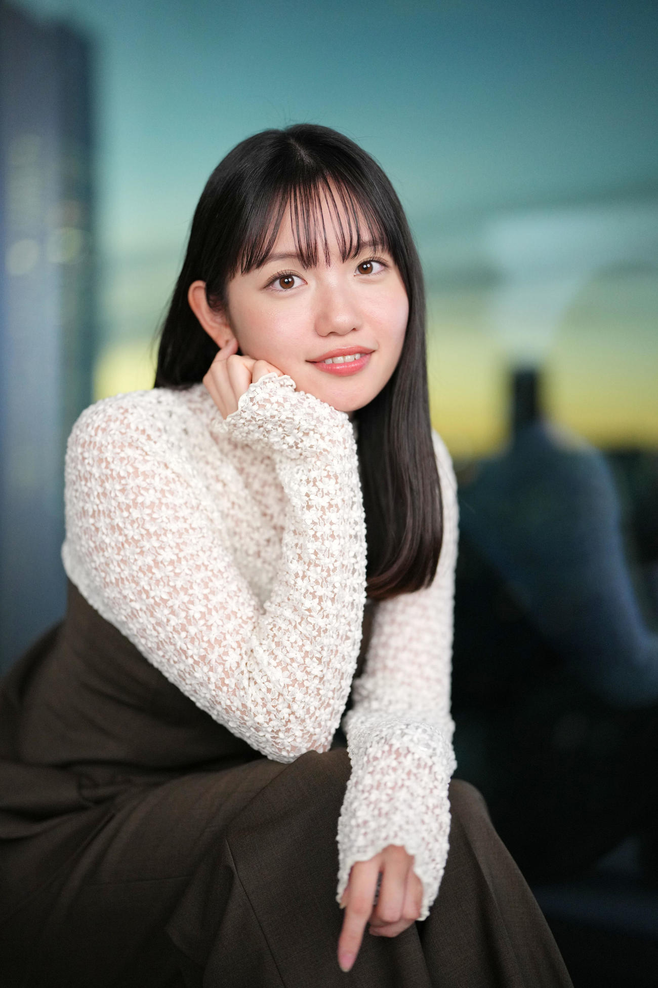 大人っぽく人懐っこい笑顔でカメラを見つめるテレビ東京の田中瞳アナウンサー（撮影・横山健太）