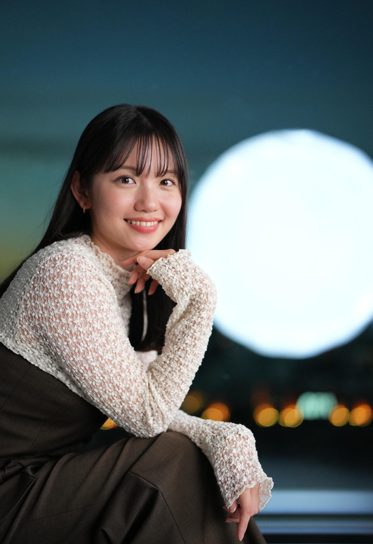 大人っぽく人懐っこい笑顔でカメラを見つめるテレビ東京の田中瞳アナウンサー（撮影・横山健太）