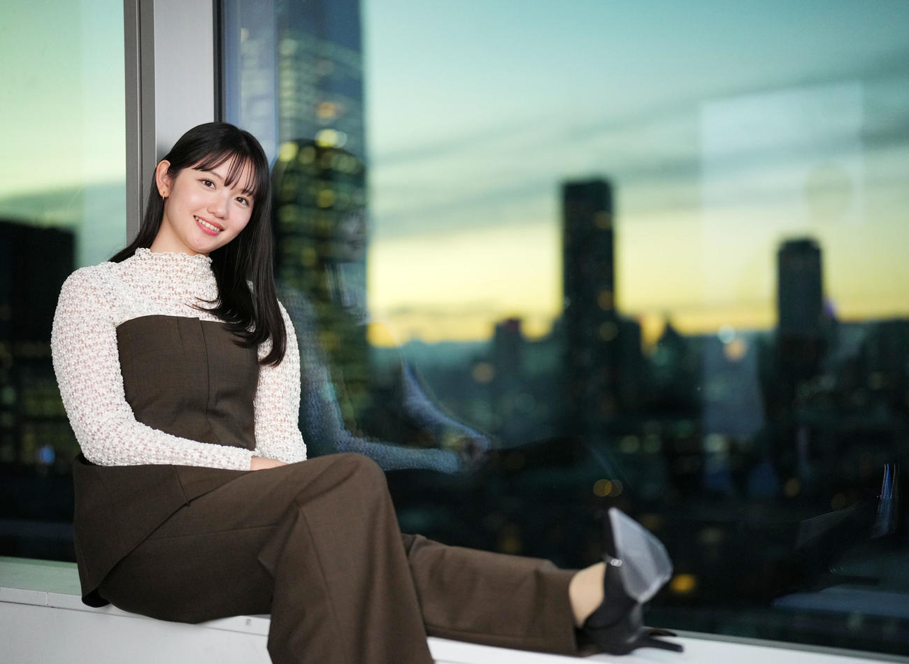 大人っぽく人懐っこい笑顔でカメラを見つめるテレビ東京の田中瞳アナウンサー（撮影・横山健太）