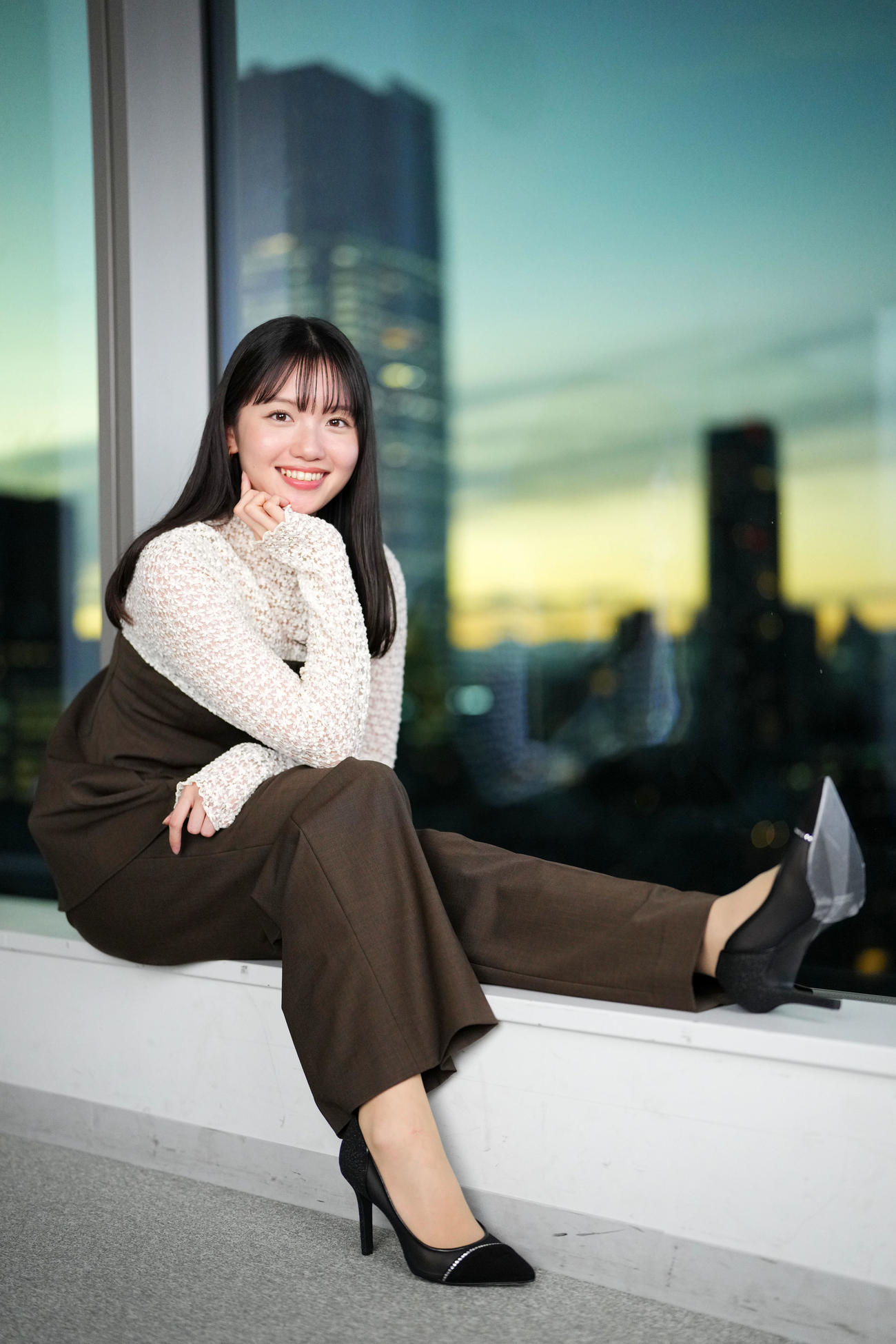 大人っぽく人懐っこい笑顔でカメラを見つめるテレビ東京の田中瞳アナウンサー（撮影・横山健太）