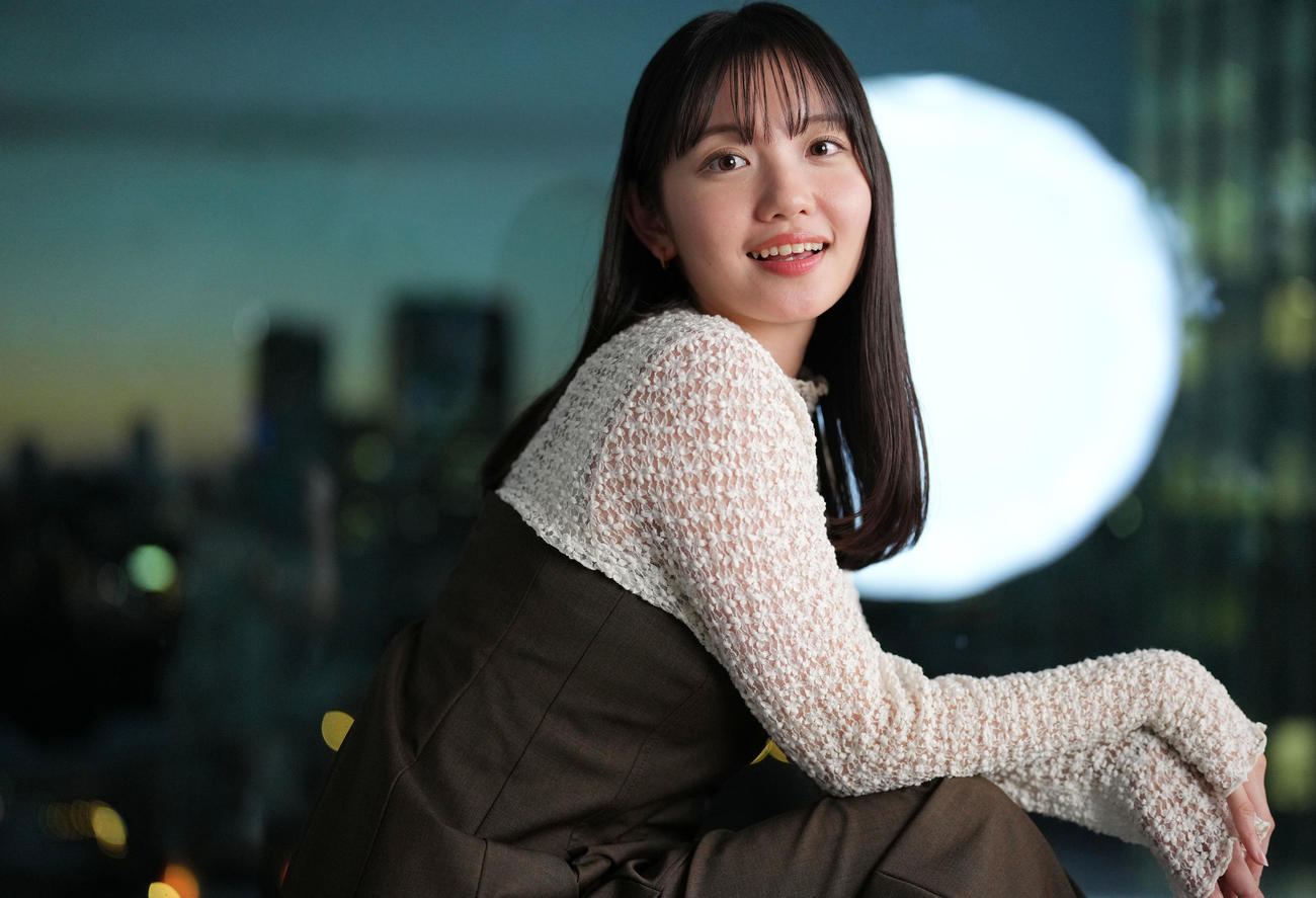 大人っぽく人懐っこい笑顔でカメラを見つめるテレビ東京の田中瞳アナウンサー（撮影・横山健太）