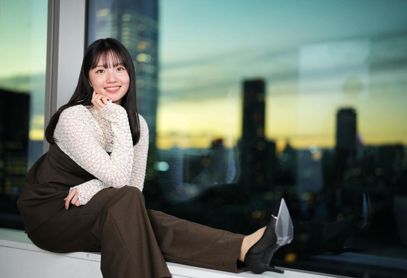 大人っぽく人懐っこい笑顔でカメラを見つめるテレビ東京の田中瞳アナウンサー（撮影・横山健太）