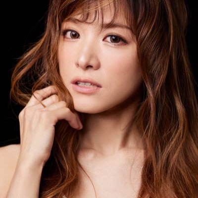 40歳「鍵盤界の峰不二子」胸元ざっくりドレス公開「実は…子供の頃から夢だった場所」出演決定 - 芸能 : 日刊スポーツ