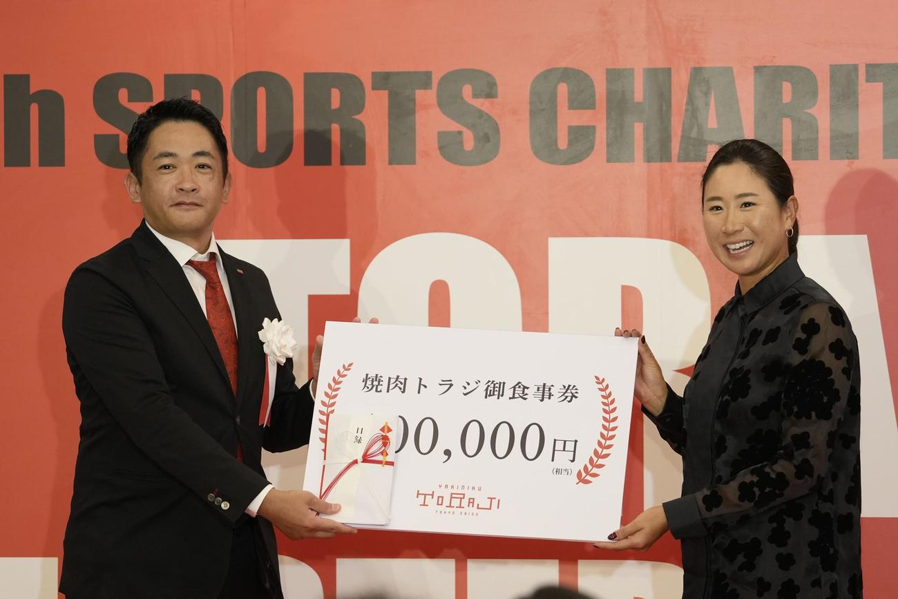 女子プロ部門した優勝の木戸愛プロ（右）