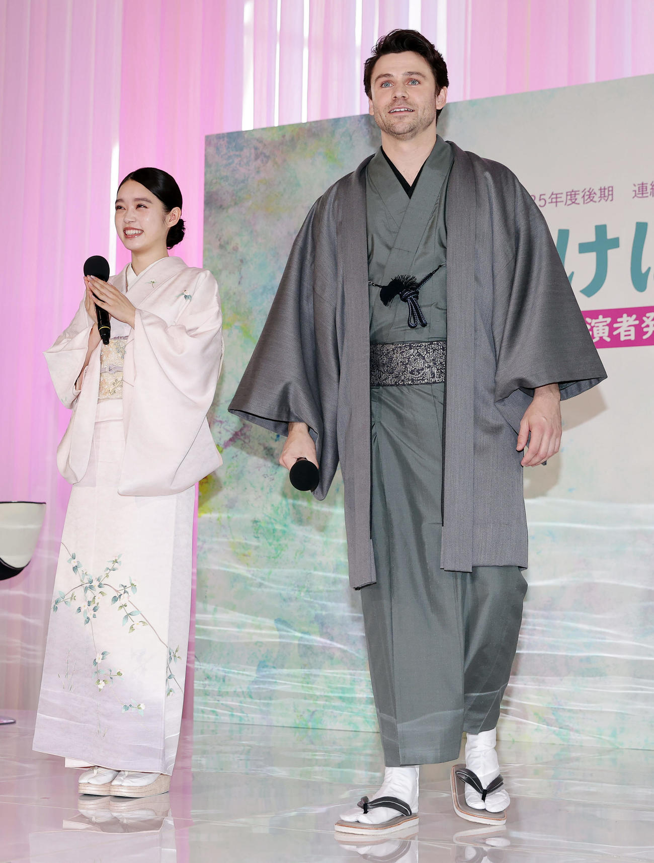 2025年後期連続テレビ小説「ばけばけ」の出演者発表会見で登壇する、ヒロイン・松野トキ役の高石あかり（左）とヒロインの夫・ヘブン役のトミー・バストウ（撮影・前田充）