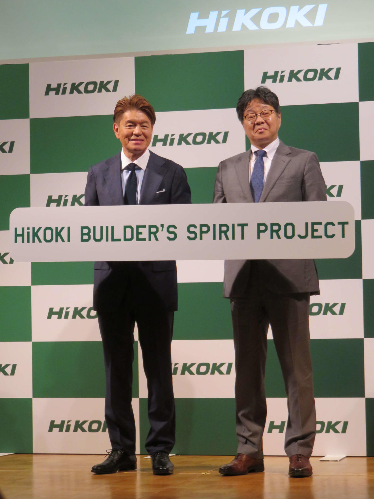 「日本の職人応援隊長」としてトークイベントに登場したヒロミ（左）。右は工機ホールディングスジャパン吉田智彦社長