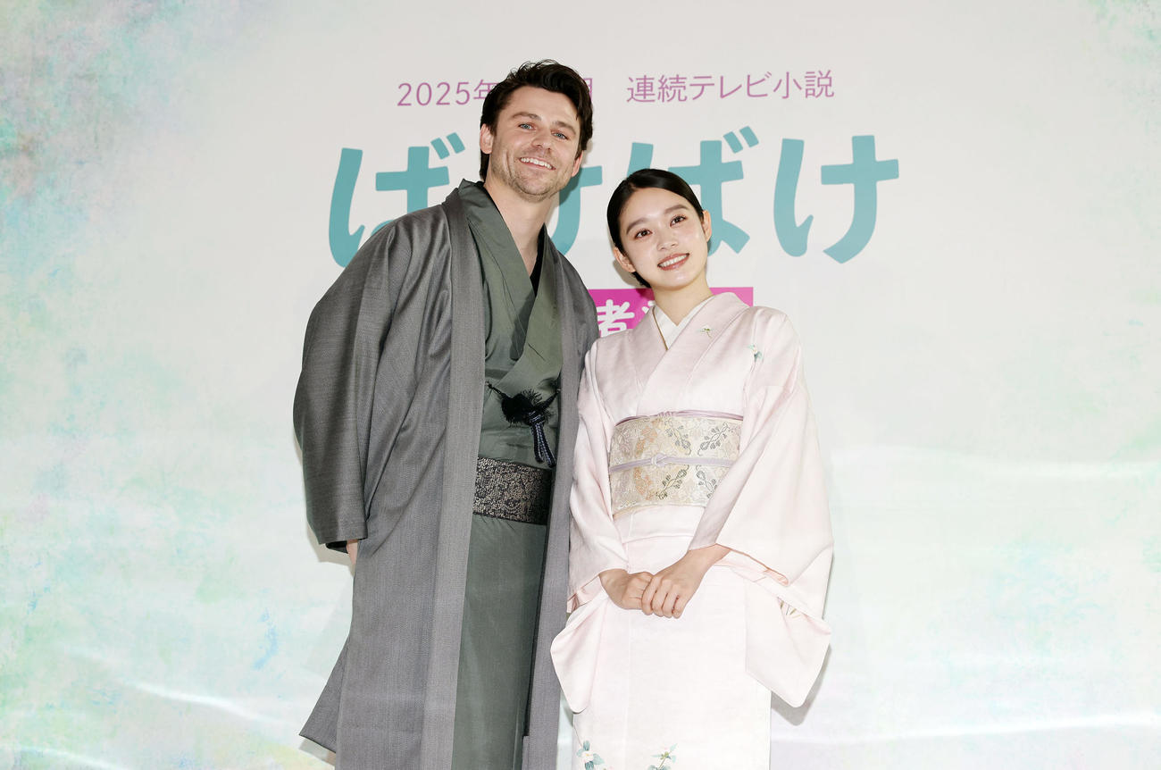 2025年後期連続テレビ小説「ばけばけ」の出演者発表会見を終え、フォトセッションで笑顔を見せるヒロイン・松野トキ役の高石あかり（右）とヒロインの夫・ヘブン役のトミー・バストウ（撮影・前田充）