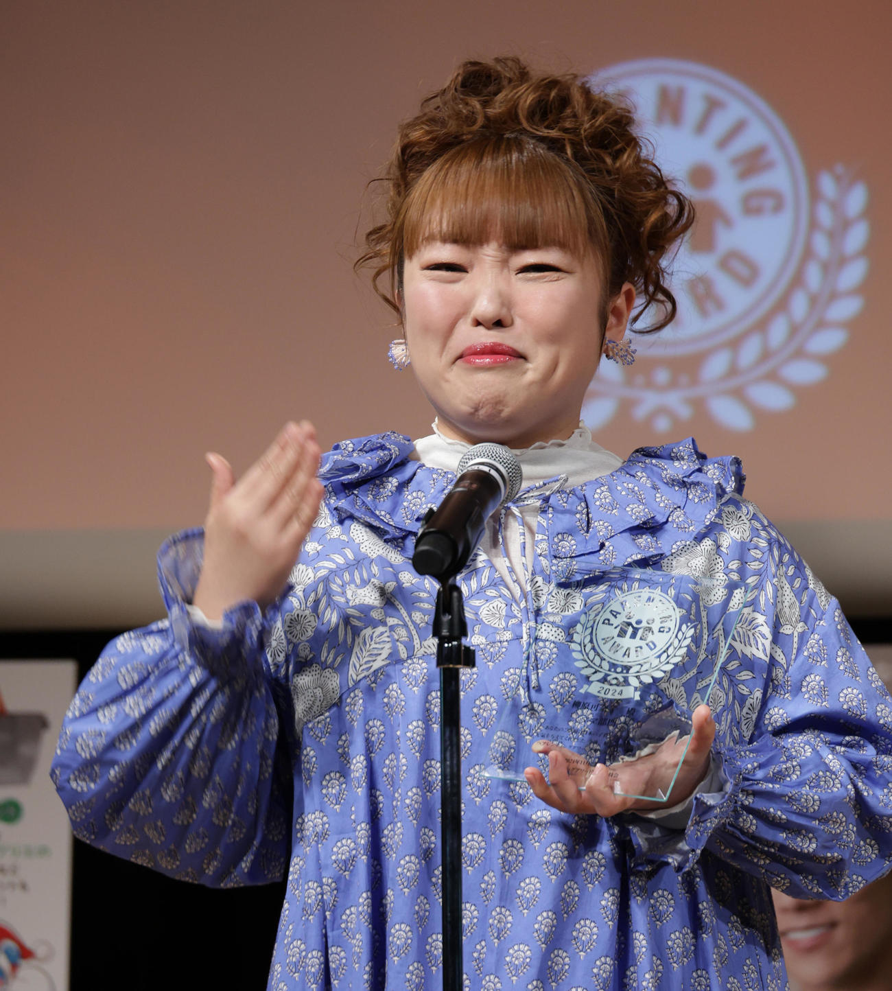 第17回ペアレンティングアワードママ部門を受賞し涙を流す柳原可奈子（撮影・中島郁夫）