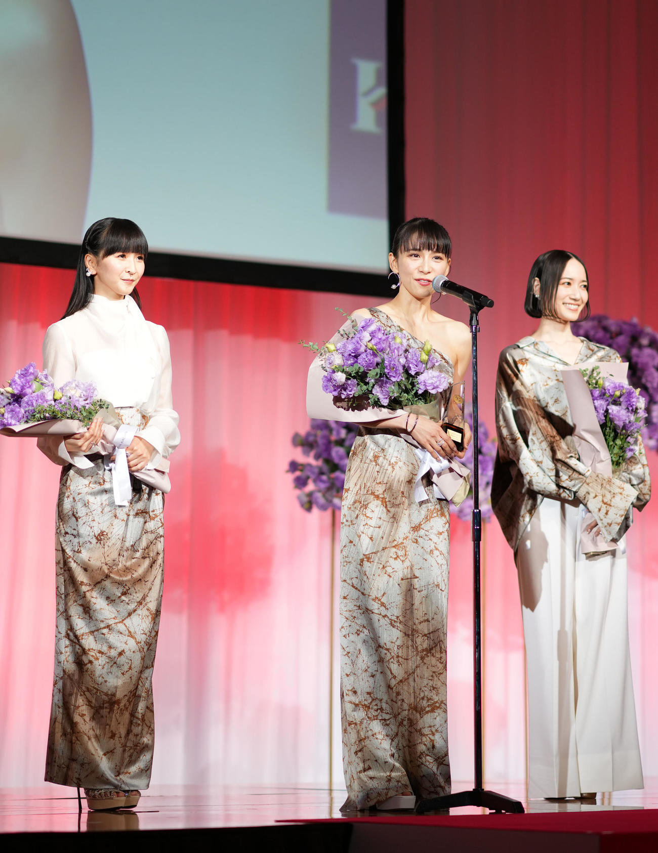 ベストドレッサー賞を受賞したPerfume（撮影・横山健太）